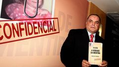 El ex-inspector Gonalo Amaral con su polmico libro sobre la desparicin de Madeleine