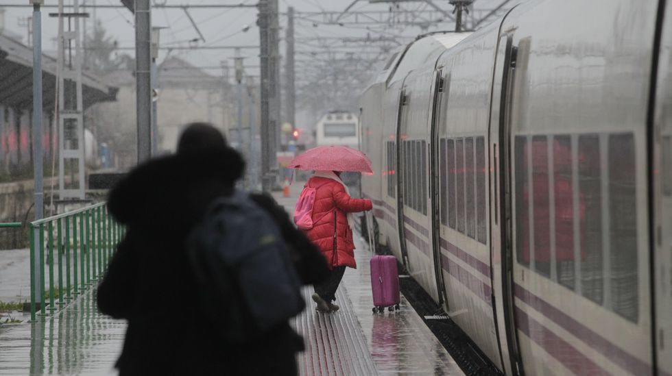 Las obras de la estación de tren de Lugo, en imágenes.Viajeros de un tren Alvia en la estación de Monforte