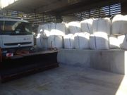 ...Cami�n quitanieves con sacos de sal preparados en A Ca�iza