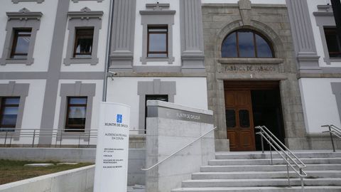Imagen de archivo de la entrada a la Audiencia Provincial de A Coruña