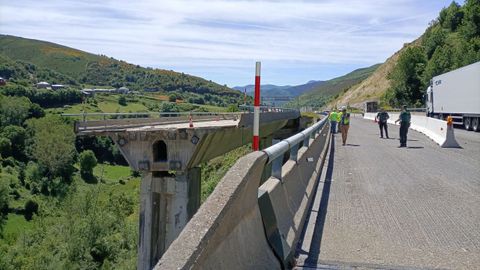 Uno de los vanos del viaducto se hundi por completo, desplazando un pilar.