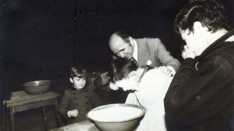 En el teatro Principal de Pontevedra, en 1973, al fondo con abrigo, voluntario en una actuacin del mtico Xan das Canicas en el festival de los Reyes Magos.
