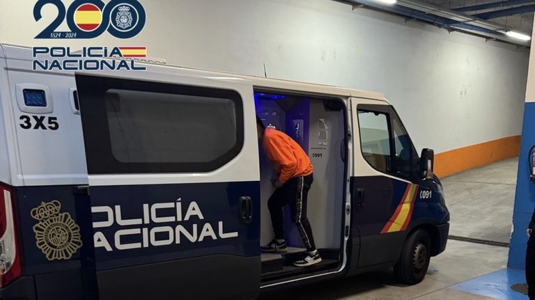 Un detenido destroza un coche patrulla a patadas y lesiona a dos policías en Vigo