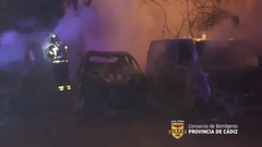Bomberos en el incendio de los veh�culos en Algeciras.