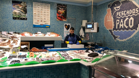 Vista de la pescader�a que Pescados Paco tiene en la Avenida Torrelavega de Oviedo