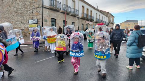 Una de las comparsas que desafiaron a la lluvia en el desfile de Sober