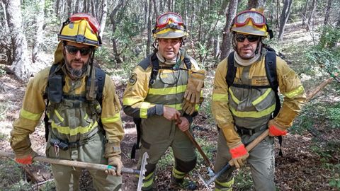 Tres bomberos de la BRIF de Laza, Pablo González, Marcos Atanes y Albert Sandoval, acudieron a trabajar en los incendios forestales de Chile.