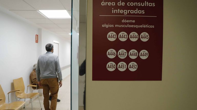 ¿Por qué el médico ya no me toca?: «Antes se exploraba la zona del dolor, hoy ni se le mira y se pide una prueba»