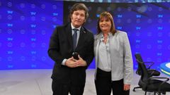 El candidato presidencial Javier Milei y la ex candidata Patricia Bullrich posan durante su participacin en el programa A Dos Voces, este jueves, en Buenos Aires