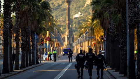  Miembros de las fuerzas de seguridad protegen el paseo de Coln, que aparece desierto, la zona ms cercana a la Llotja de Mar de Barcelona