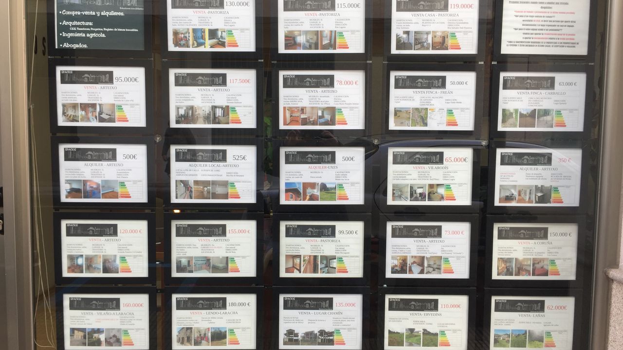 Los escaparates de las inmobiliarias en Arteixo no tienen ni una oferta de alquiler en el n�cleo urbano