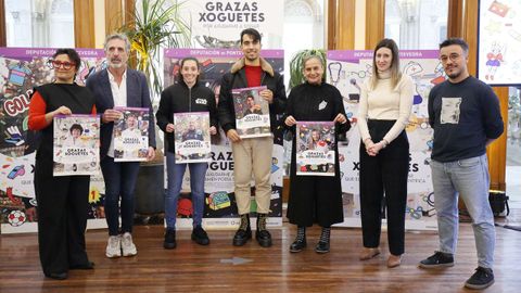 Algunos de los participantes en la campaña, con la presidenta de la Diputación, Carmela Silva
