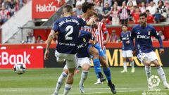 Abel Bretones despeja un bal�n durante el Sporting-Oviedo