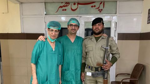 Escoltado en el Lady Reading Hospital,Peshawar.