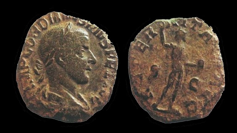 Sestercio de la época de Gordiano III (225 dC-244 dC) del «tesorillo de Laviana» (Asturias), que forma parte de un conjunto de 39 monedas de esa época encontrado por un particular