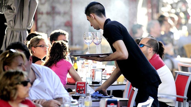 Hosteleros de las Rías Baixas forman a 600 parados para ser camareros