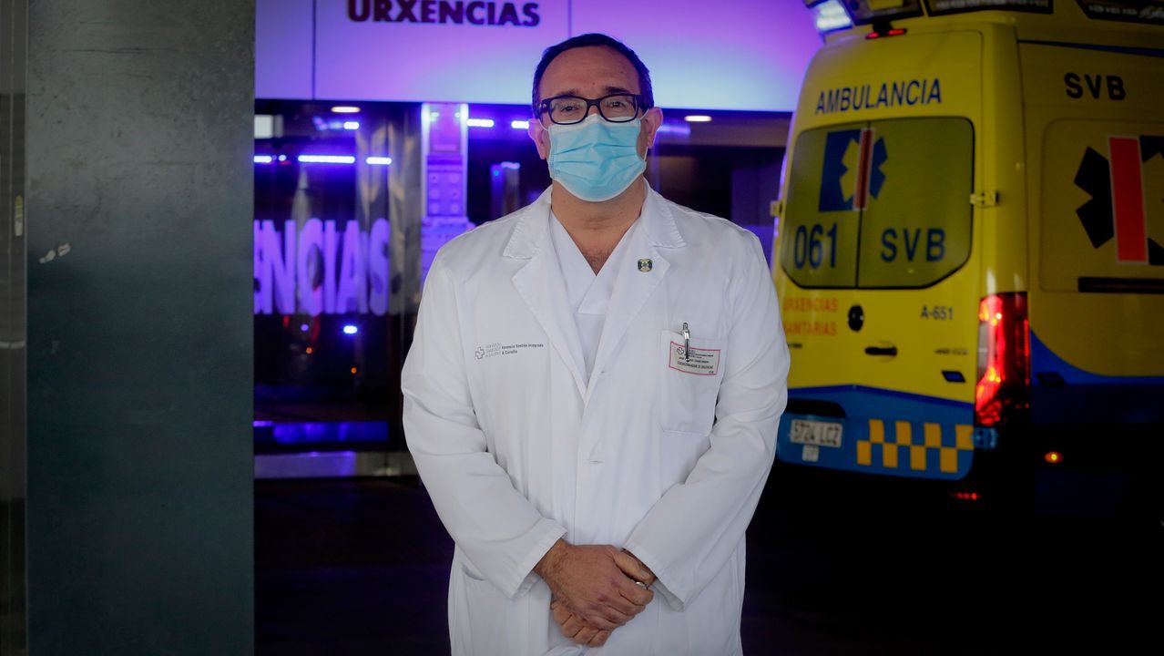 Terrazas llenas en el primer d�a de la primavera gallega.El agente ambiental Juan Carlos Sixto muestra al jefe provincial de Incendios de A Coru�a el lugar en el que se est� produciendo una quema controlada