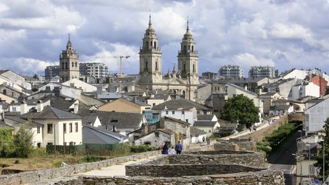 Turistas paseando por la muralla de Lugo