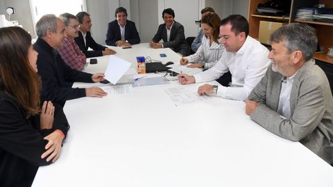 El presidente de la Autoridad Portuaria de A Coruña, Martín Fernández Prado, en el centro de la imagen, con su equipo, durante la firma del acta de replanteo, este jueves