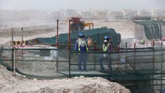 Obreros extranjeros en las obras de uno de los estadios del Mundial de Catar