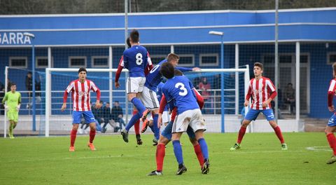 Disputa de un bal�n en el Vetusta-Sporting B