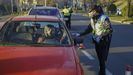 Un policía local realizando un control por las restricciones de movilidad en Santiago la semana pasada