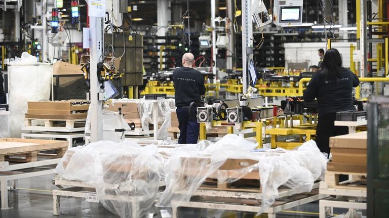 La producción de vehículos cae un 4,3 % en 2025 por exportaciones y ajuste electrificados