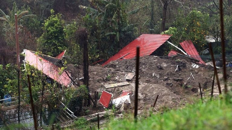Un herido por el desprendimiento de tierras en la autovía de O Morrazo sobre una casa