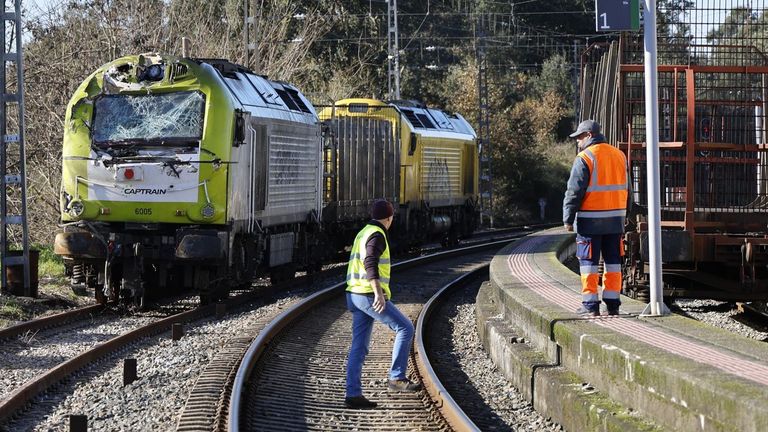 Retiran la locomotora del tren que descarriló en As Neves hace un mes