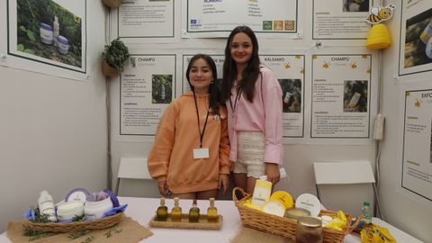 Carla García y Leire Rodríguez, del colegio Eduardo Pondal de Cangas de Morrazo, presentaron «Pondal Nature», una línea de cosmética natural