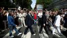 Una banda tributo de los Beatles cruza el paso de cebra de Abbey Road
