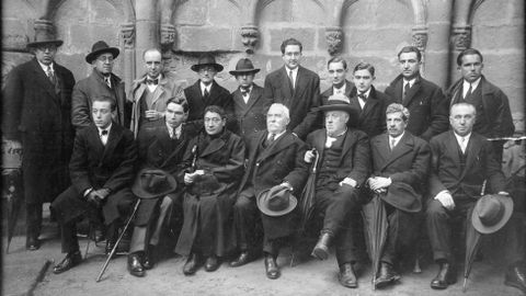 Arias Sanjurjo, tercero por la derecha en la fila inferior, con sombrero, en una foto en Santiago del Seminario de Estudos Galegos en 1928