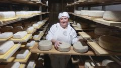 Concha López, en la cámara de su quesería de O Páramo, en la que se elabora el producto premiado en Francia. 