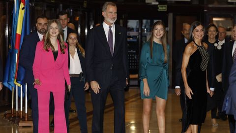  Los reyes Felipe VI  y Letizia, acompañados de la princesa Leonor  y la infanta Sofía, a su llegada a Oviedo para presidir el tradicional concierto de los Premios Princesa de Asturias