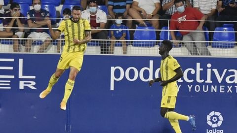 Borja Bast�n, junto a Obeng, celebra el 0-1 del Oviedo