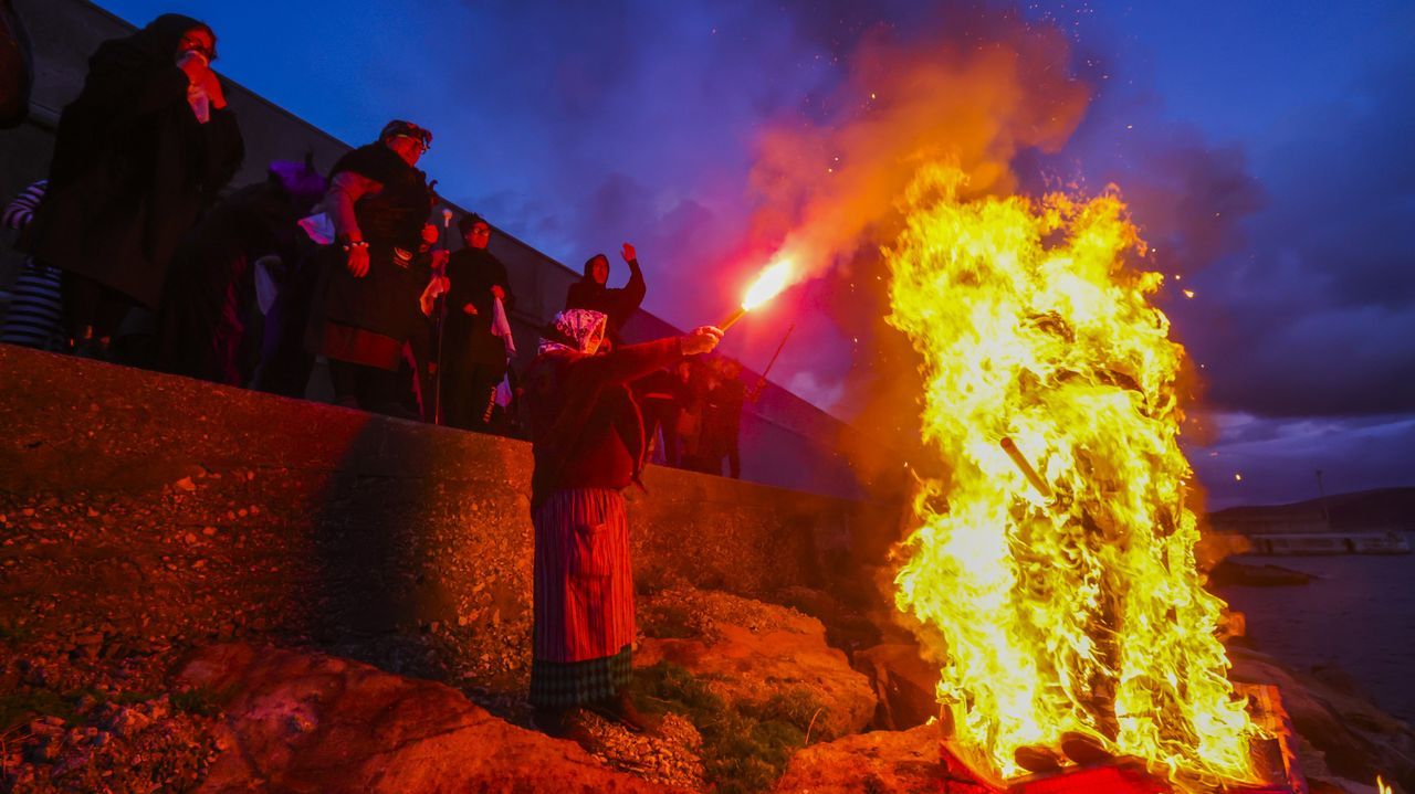 Faustino y Farruco sucumbieron a las llamas para despedir el entroido en Malpica. Las imgenes!.Presentacin de la Feira do Queixo de Friol e do Pan de Ous