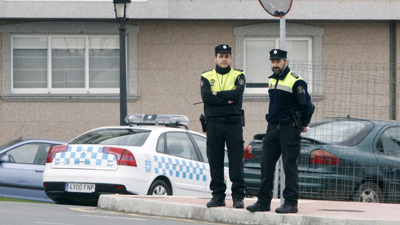 El hostelero y empresario santiagu�s Xavier Freire, uno de los dos hermanos fundadores del caf� Airas Nunes, muestra con orgullo alguna de sus ic�nicas tartas. Tambi�n satisfecho, mira a la vajilla Churchill, que sigue en el local desde que abri� en 1993: �A firma inglesa deixou de fabricala e xa s� a fan para n�s�