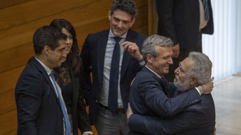 El presidente del Parlamento, Miguel Santalices, felicitando a Rueda.