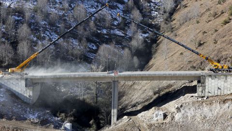 Trabajos de demolición del viaducto corto en sentido Madrid