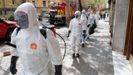 Efectivos de la Unidad Militar de Emergencias realizando  tareas de desinfeccin en Catalua