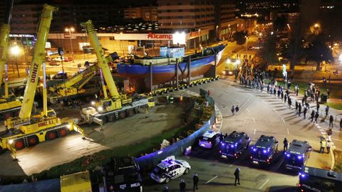 La instalacin del barco se hizo por la noche y bajo un enorme despliegue policial, en febrero del 2015