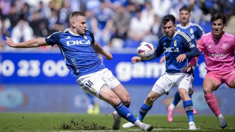 Alemao, con Sebas Moyano detrás, no logra rematar durante el Oviedo-Tenerife