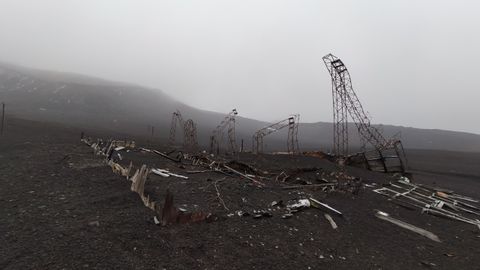 Restos de la antigua base chilena que fue sepultada durante la ltima erupcin volcnica, en 1967