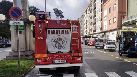 Imagen de archivo del camión de los bomberos de Boiro en la avenida de la Constitución durante una actuación.