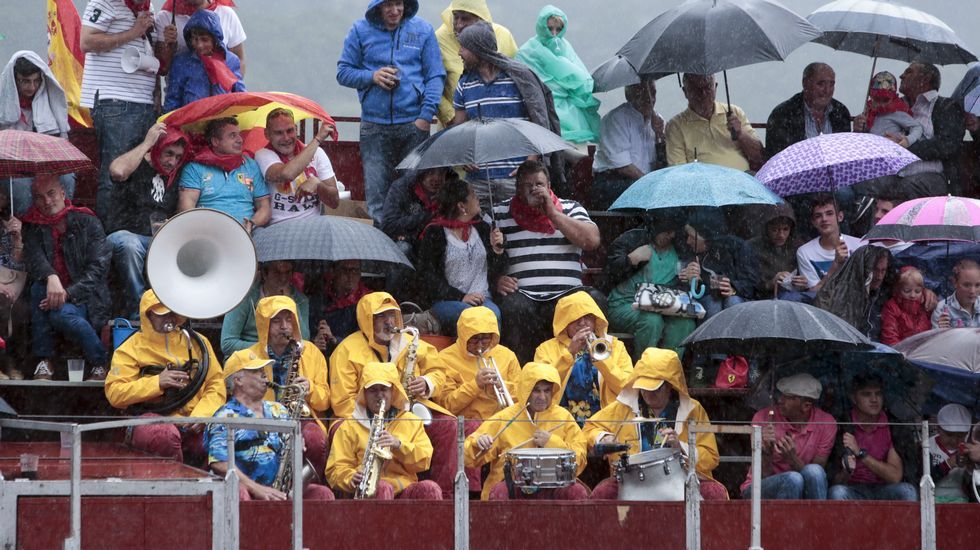 Triacastela, dividida por los toros.Hubo aficionados a la lidia que adem�s de seguir el festejo criticaron a los antitaurinos.