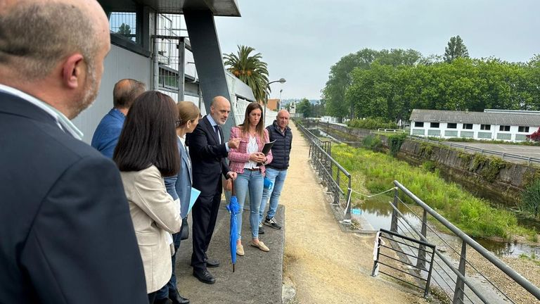 La candidata del PP a la alcaldía de Gijón, Ángela Pumariega, junto a la directiva del grupo Covadonga durante su visita al club.