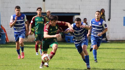 Marco Esteban, con Pablo Agud�n detr�s, disputa un bal�n durante el Avil�s Stadium-Vetusta