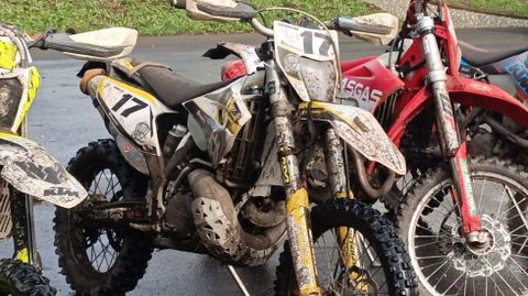 Una moto, modelo Husqvarna TE 250 que luce el dorsal 17, fue robada recientemente en Santa Comba