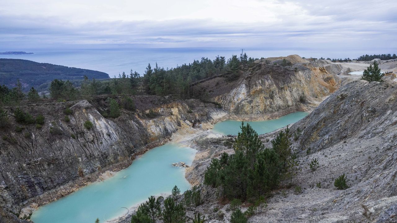 Departamento de costureras del Complejo Universitario de Ferrol.Imagen de la laguna del monte Neme.