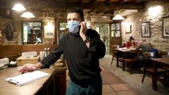 El responsable del restaurante O Dezaseis, Avelino Martnez, estren el nuevo horario con tranquilidad y clientes que no eran conscientes del alivio
